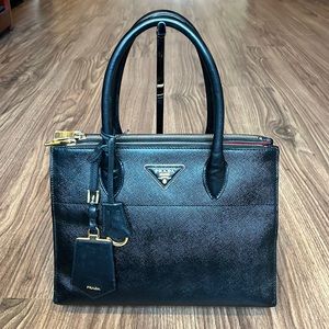 💯 % authentic Prada totes bag